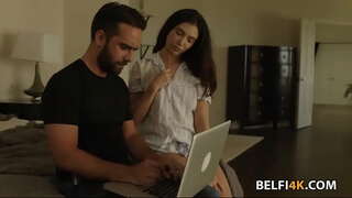 Slutty brunette perlu a big cock manteng nya pussy