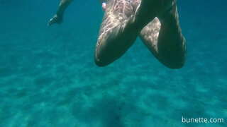 Naĝado kun mia butt plug en la oceano