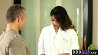 Sexy babe Sophia Leone knelt jeung swallowed dick sanggeus urut