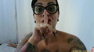 Μια γυναίκα ξυπνάει στον τύπο και καταλήγει με το γάλα να στάζει κάτω από την πλευρά