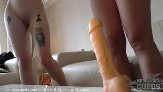 Pääsykokeet poikaset yrittää erilaisia dildoja nähdä, kuinka iso on liian iso