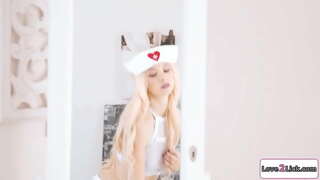 جوانان کوچک ورزش ها لباس تا به عنوان یک پرستار برای یک بچه.او طول می کشد مراقبت از دختر و پسر و انگشت کس او را.او درد خود را به عنوان که shes rimmed