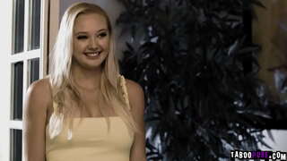 Milf Lauren Phillips och kåt tonåring Paisley Porter turas om att rida Dildo Chibbles stor man kött