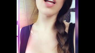 Videoklipp onanerar, försöker på kläder och naken från februari 2020