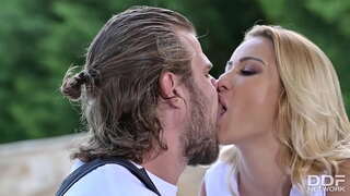 Белокурая красотка Cherry Kiss Трахается в анал менен Трубой Водопроводчика