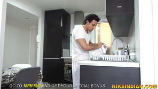 Tjänaren såg master &#039; s dotter kissa och sedan knullade hennes röv