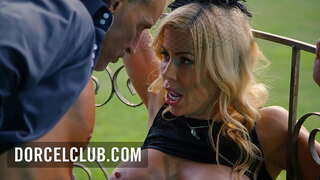 Sex di taman jeung busty pirang MILF