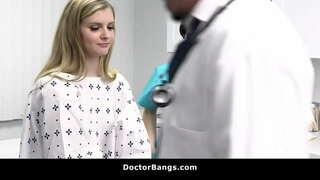 Perv Doktor ay Nagbibigay ng Alternatibong Paggamot sa Kanyang mga Pasyente