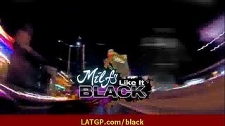 Nxehtë sexy MILF rides e madhe e zezë përbindësh dick 38