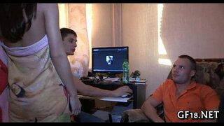 Melko teini-ikäinen tyttö seisoo koira muoti