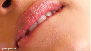 Lena ໄດ້ຮັບຕົນເອງໄປໂດຍເຍມີນິ້ວມືແລະ dildo ໃນໃຫ້ຂ້າພະເຈົ້າສີບົວ