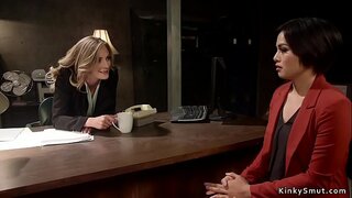 Blonde lesbian anal fucks brunette usekela-igosa nge strap kwi cock