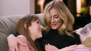 Stepmom nemu dheweke bokong ngobahke driji lan didilat dening sak tunggaling putri tirinipun