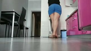 مامان در آشپزخانه. بسیار هیجان زده و مرطوب گربه