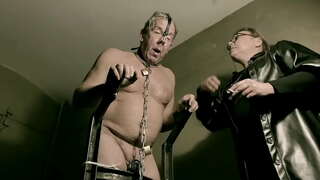 Nyonya April - Hideung catsuit latex budak geus dipaké