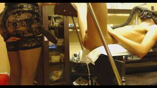 Guy ໄດ້ໃຊ້ເວລາໃຫຍ່ Strapon ງກົ້ນ